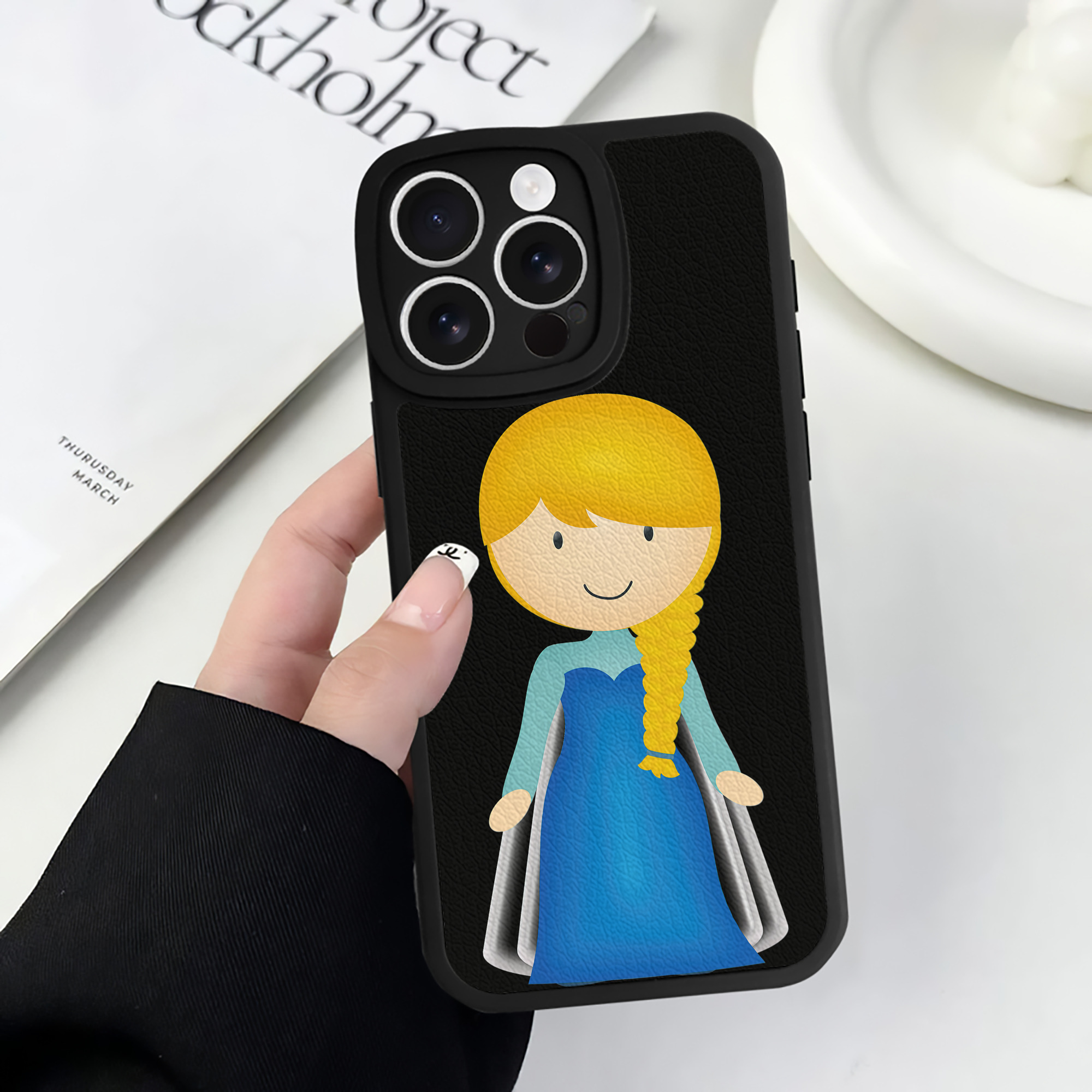 （画像用） アナと雪の女王 アンナ エルサ Frozen Anna Elsa 【iPhone 16シリーズ対応】シリコンスマホケース（レザー調） 材質：シリコン